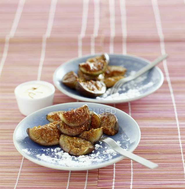 Vue rapprochée des figues pochées à la crème fouettée au safran — Photo de stock