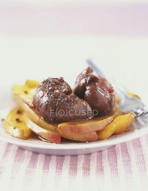 Kidney with nectarines on plate — Stock Photo