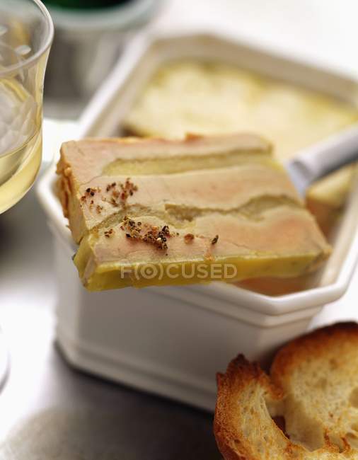 Terrina Foie gras con manzana - foto de stock