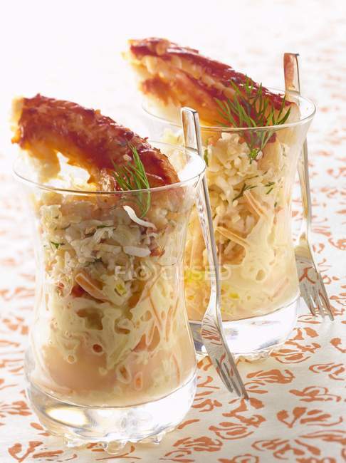 Капустный салат с крабом в стаканах с вилками — стоковое фото