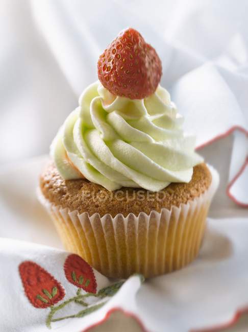 Cupcake aus Limetten und Erdbeeren — Stockfoto