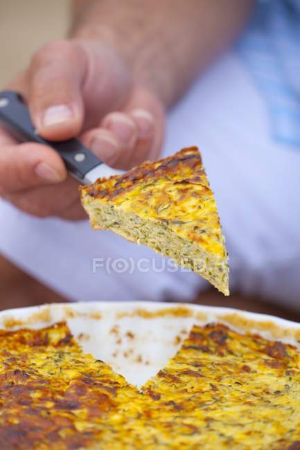 Una frittata di zucchine a fette per un picnic in mano — Foto stock