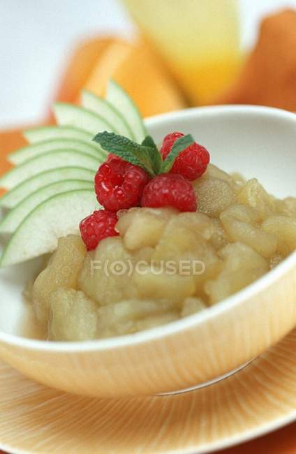 Compota de manzana con jengibre - foto de stock