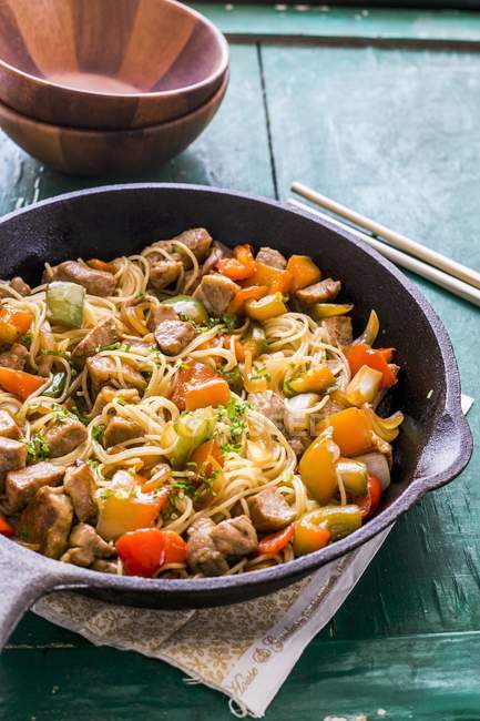 Stir-fried noodles with beef — Stock Photo