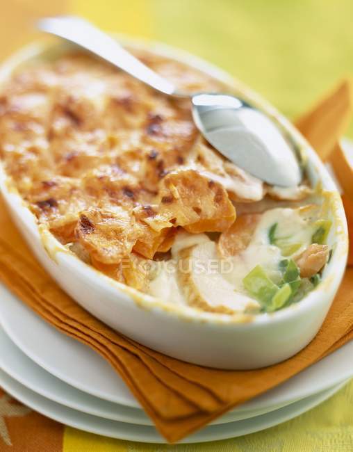 Chicken with carrot and leek gratin — Stock Photo