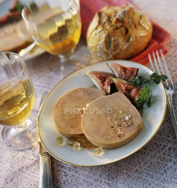 Rodajas de foie gras de pato - foto de stock
