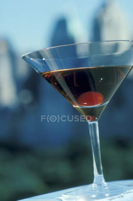 Коктейль с виски и вермутом — стоковое фото
