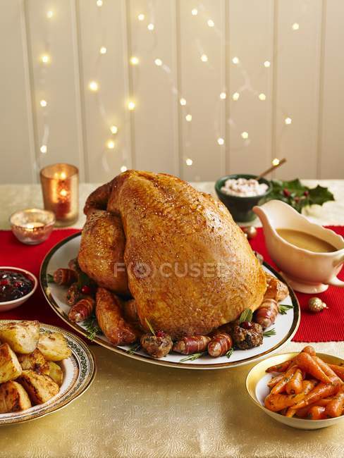 Whole Turkey  with vegetables and Thanksgiving decorations — Stock Photo
