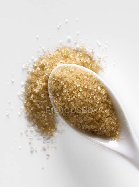 Cucharada de azúcar morena sin refinar - foto de stock