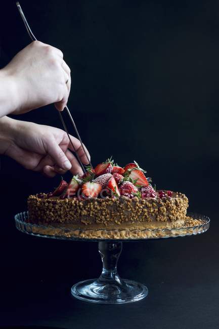Chocolate cake topped with strawberries — Stock Photo