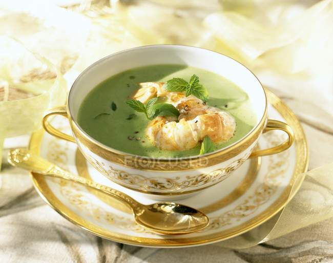 Primo piano vista di crema di minestra di piselli con erbe e gamberetti — Foto stock