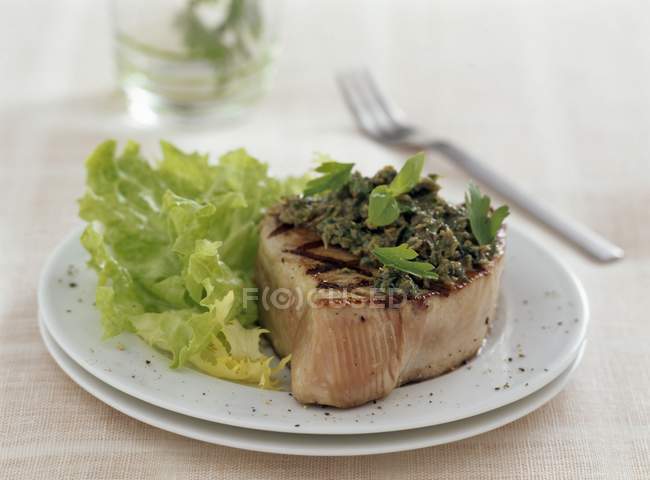 Atum grelhado com alface fresca — Fotografia de Stock