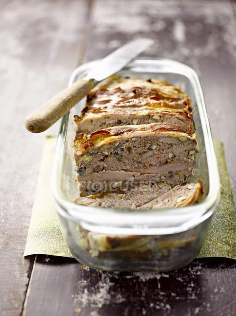 Closeup view of sliced mussels pate with green stuffing in baking dish — Stock Photo