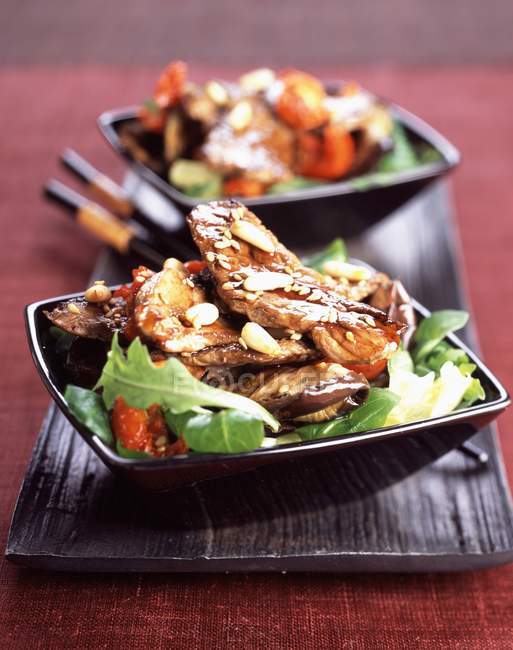 Salada tailandesa com tiras de carne — Fotografia de Stock