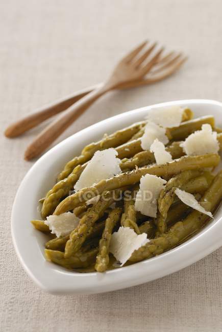Asparagi con fiocchi di parmigiano — Foto stock