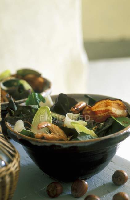 Salada com peras em tigela — Fotografia de Stock
