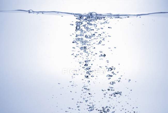Nahaufnahme von Luftblasen, die im Wasser aufsteigen — Stockfoto