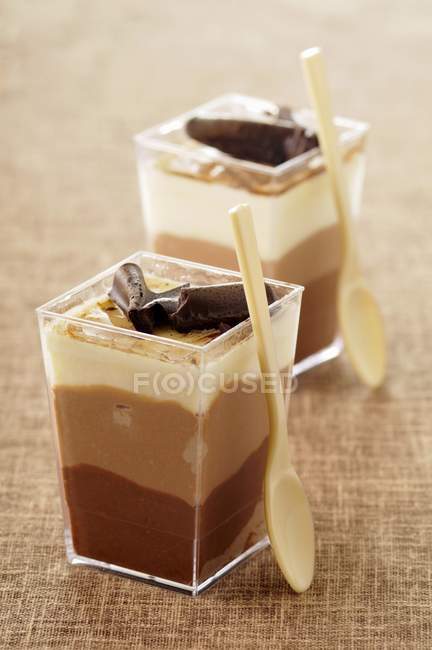 Nahaufnahme von zwei Schokoladenverrinen in quadratischen Gläsern mit Löffeln — Stockfoto