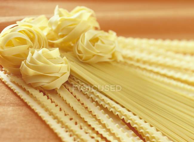 Espaguetis, nidos de tagliatelle y pasta linguina - foto de stock