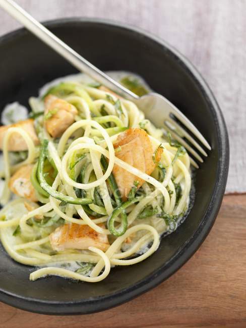 Linguini pasta with salmon and spinach — Stock Photo