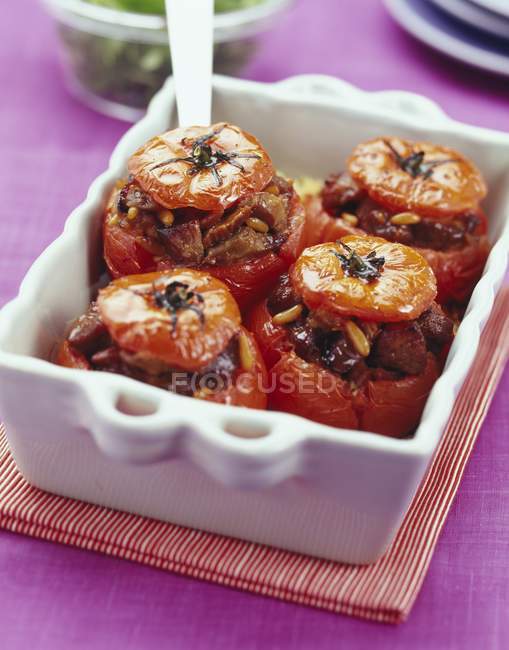 Tomates rellenos de cordero - foto de stock