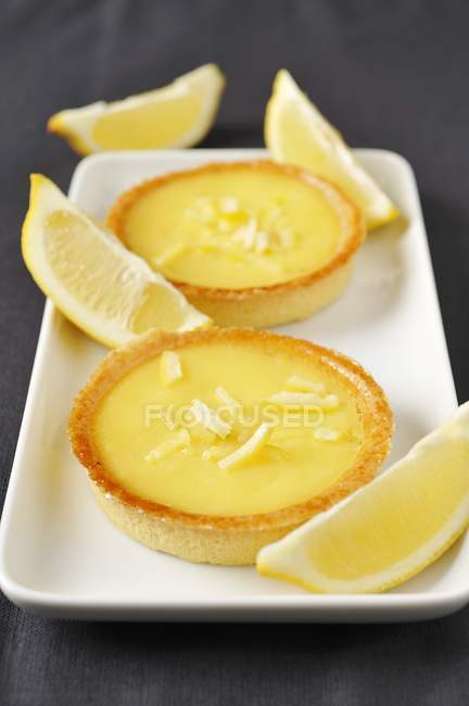 Лимонний сичужний Тарталетки — стокове фото