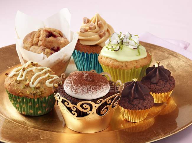 Cupcakes de lujo en placa de oro - foto de stock