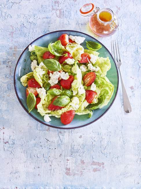 Salada de verão com morangos — Fotografia de Stock