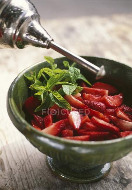 Ensalada de frutas de fresa - foto de stock