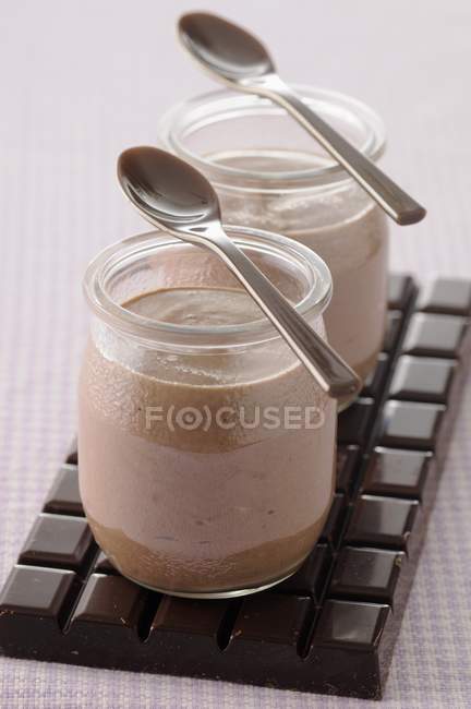 Солодкий і здоровий шоколадний йогурт — стокове фото