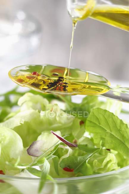 Aderezo francés balsámico y aceite de oliva en placa de vidrio - foto de stock