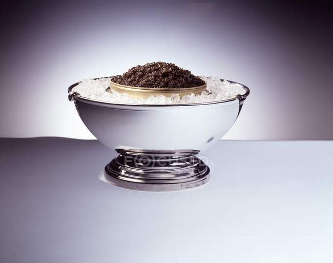 Vue rapprochée du caviar dans un plat métallique sur glace — Photo de stock