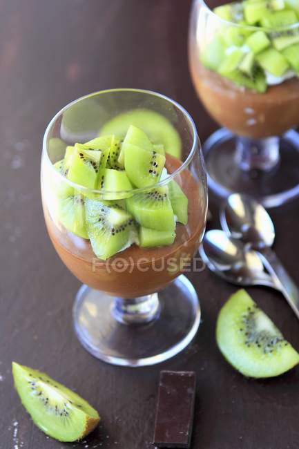 Mousse de chocolate com kiwi fresco — Fotografia de Stock