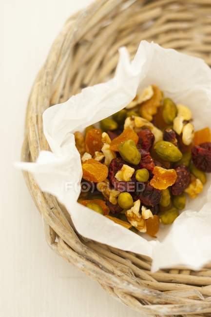 Nahaufnahme einer Mischung aus Beeren und Nüssen in einem Korb — Stockfoto
