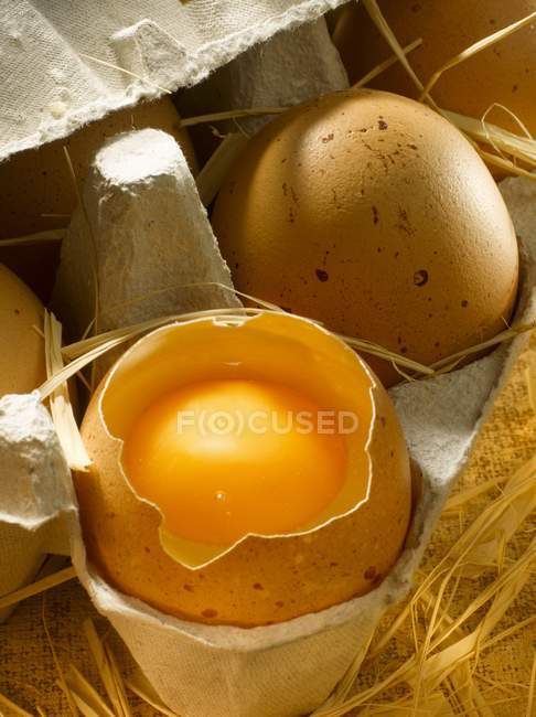 Karton mit frischen Eiern — Stockfoto