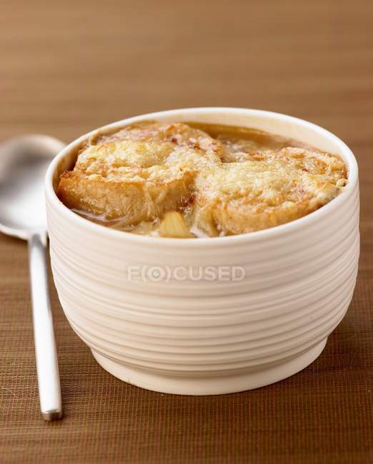 Sopa de cebolla francesa - foto de stock