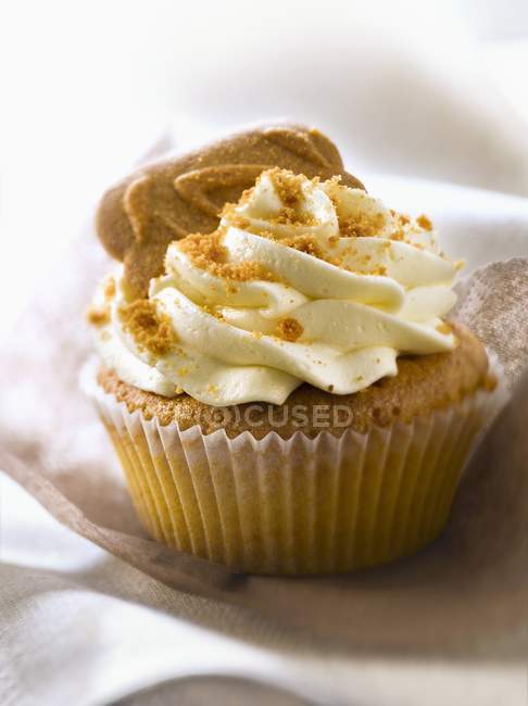 Spculos and apricot cupcake — Stock Photo