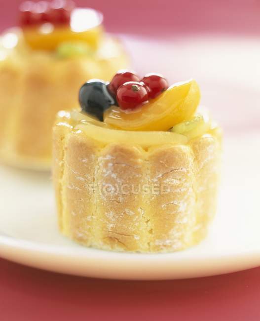 Closeup view of fruit Babas with berries on plate — Stock Photo