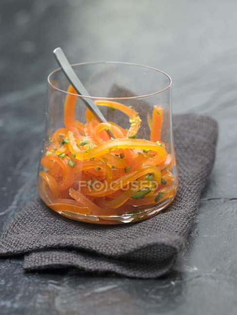 Geriebene Karotten im Glas — Stockfoto