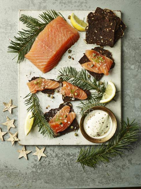 Salmón curado con ginebra y pino - foto de stock