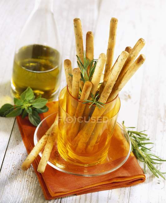 Bâtonnets de pain Gressini en tasse — Photo de stock