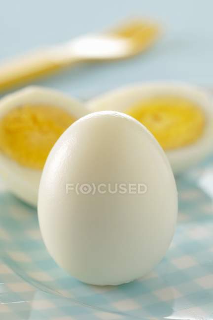 Huevos duros enteros y cortados a la mitad - foto de stock