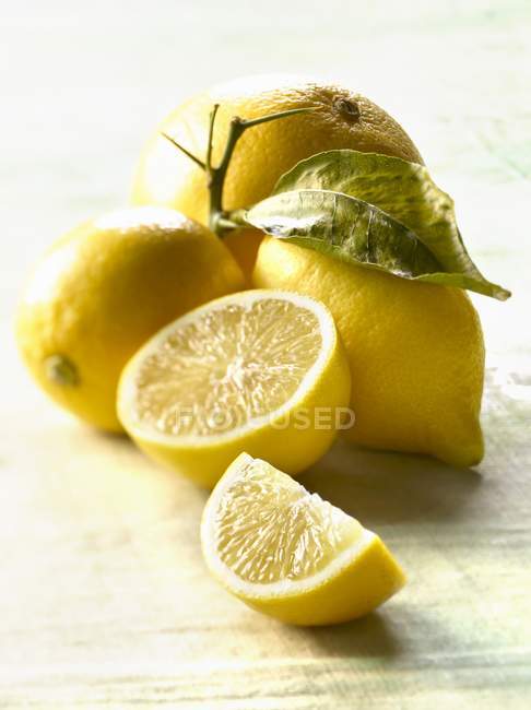 Limones y pomelos frescos - foto de stock