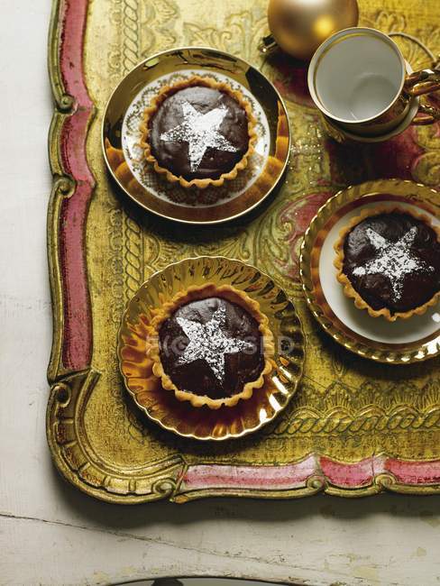Chocolate mousse tarts on plates — Stock Photo