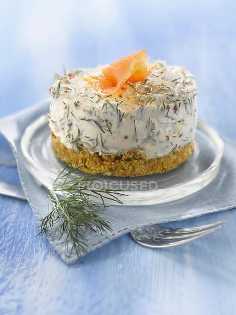 Pastel de queso de eneldo en el plato - foto de stock