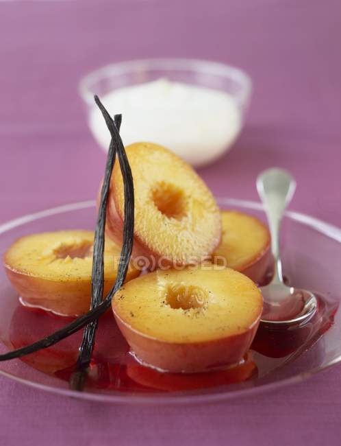 Closeup view of nectarines in vanilla syrup — Stock Photo