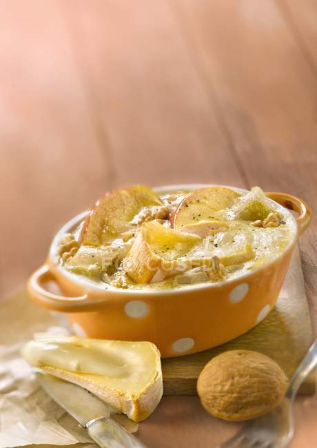 Sopa de cebolla con patata - foto de stock