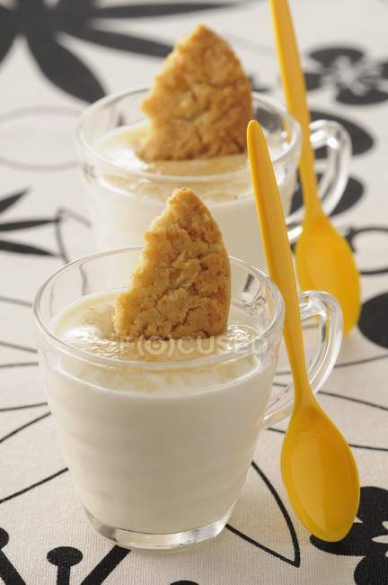Leckerer Joghurt mit braunem Zucker — Stockfoto