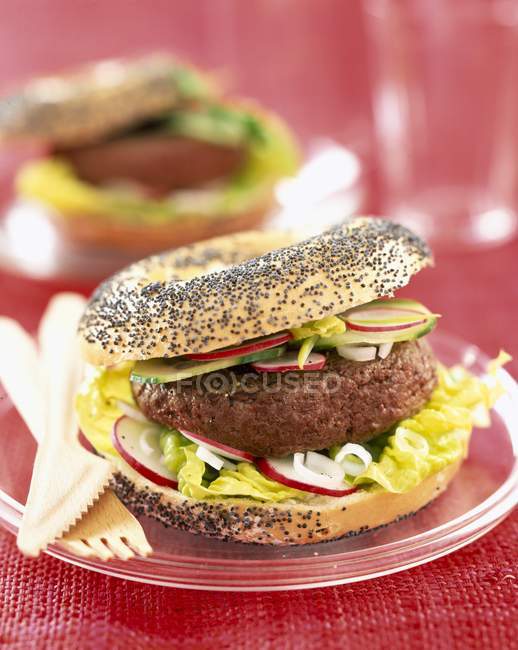 Hambúrguer em bagel de semente de papoula — Fotografia de Stock
