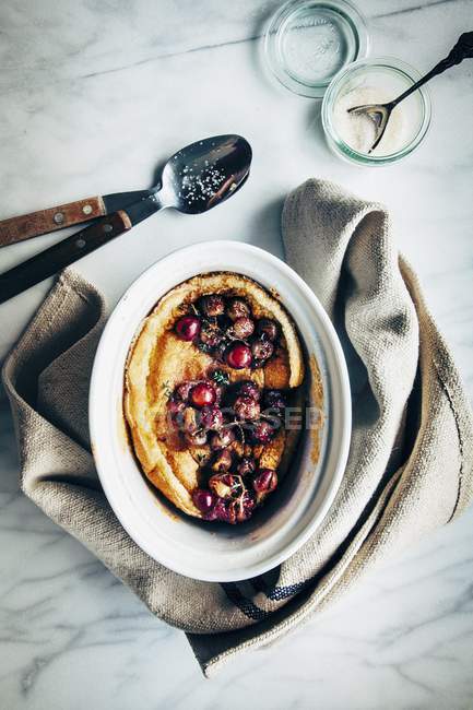 Semolina pudding with roasted red grapes — Stock Photo